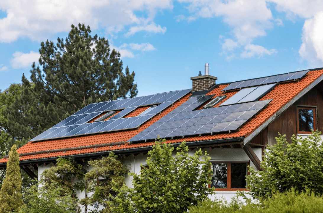 Pronikněte do tajů domácí fotovoltaiky a zjistěte, jak se s ní dá dlouhodobě šetřit